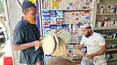 ঘনঘন লোডশেডিংয়ে অতিষ্ঠ উপকূল, বাড়ছে হাতপাখার কদর