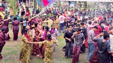 কুয়াকাটায় জলকেলিতে মেতেছেন তরুণ-তরুণীরা