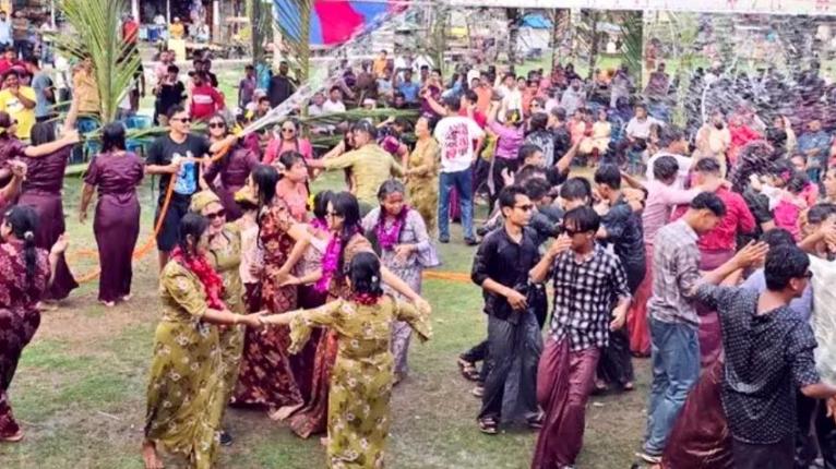 কুয়াকাটায় জলকেলিতে মেতেছেন তরুণ-তরুণীরা