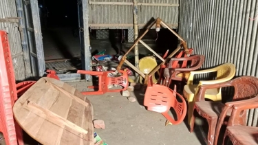 বোয়ারলমারী দুইপক্ষের সংঘর্ষে একাধিক দোকান-বাড়ি ভাঙচুর