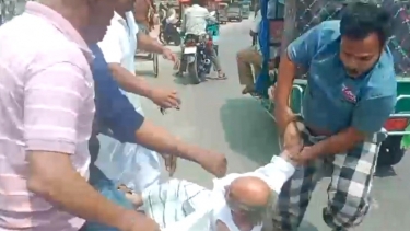 দোহারে রাস্তা বন্ধের অভিযোগে পীর ডালু শাহ্ লাঞ্ছিত