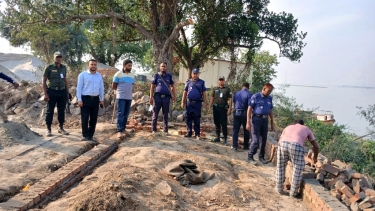 ভেড়ামারা হার্ডিঞ্জ ব্রিজ সংলগ্ন অবৈধ স্থাপনা উচ্ছেদ