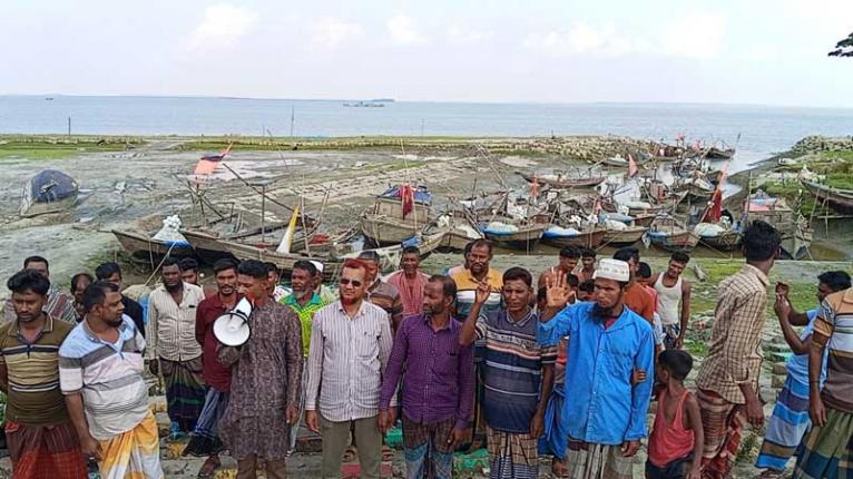 অবরোধে চাল না পেয়ে জেলেদের বিক্ষোভ মিছিল ও মানববন্ধন