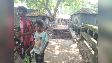 আগৈলঝাড়ার আস্কর হাটের ব্রিজ ভেঙে যোগাযোগ বিচ্ছিন্ন