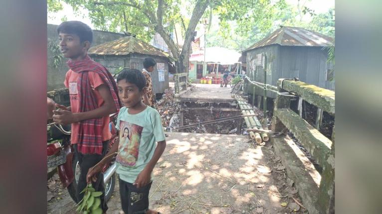 আগৈলঝাড়ার আস্কর হাটের ব্রিজ ভেঙে যোগাযোগ বিচ্ছিন্ন