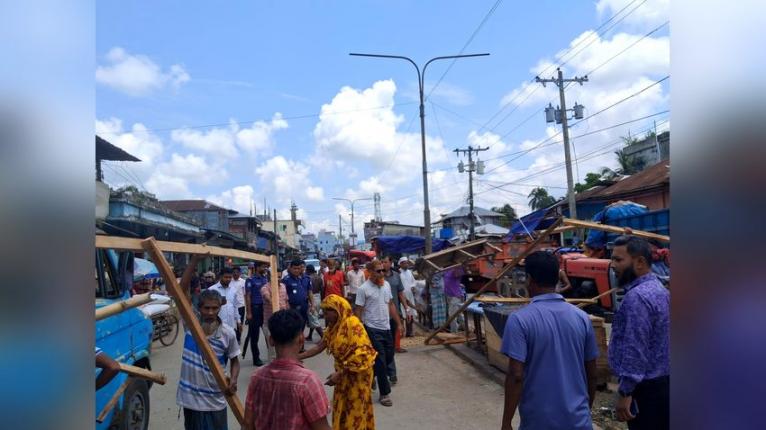 লালমোহনে ফুটপাত দখলমুক্ত করতে উচ্ছেদ অভিযান
