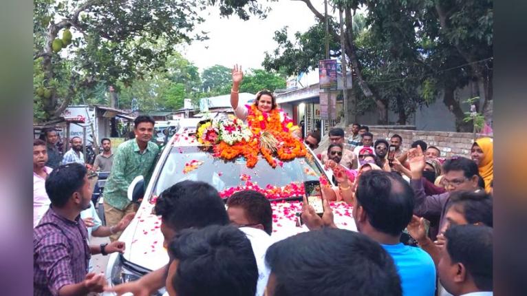 পথে পথে ফুলেল শুভেচ্ছায় সিক্ত সংরক্ষিত এমপি রুমা