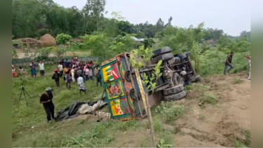 যমুনা সেতুর পূর্বপাড় ট্রাক উলটে ১৫ জন নিহত