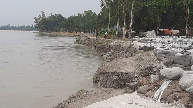 তিস্তা পাড়ের ২ গ্রামে ভাঙ্গন আতংক,কাজ শেষ না হতেই ডেবে গেছে বাধ