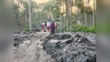 লালমোহনে খাল খননের মাটি খালের পাড়ে ফেলায় জনদুর্ভোগ