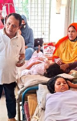 সুজানগরে স্কুলের শ্রেণী কক্ষে হঠাৎ অসুস্থ হয়ে ১৫ শিক্ষার্থী হাসপাতালে