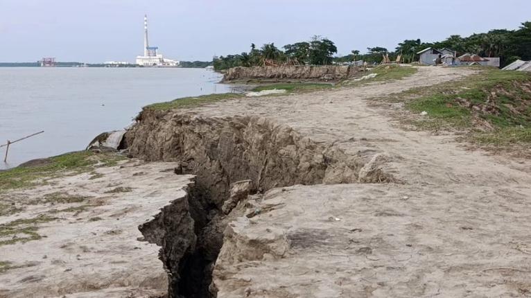 বরগুনার তালতলীতে বন্যানিয়ন্ত্রণ বাঁধে ভয়াবহ ফাঁটল, ঝুঁকিতে ১৫ গ্রামের ২৫ হাজার মানুষ