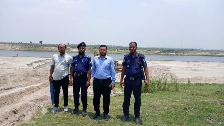 ভেড়ামারায় পদ্মা নদীতে অবৈধ বালু উত্তোলন, মোবাইল কোর্টের অভিযানে জরিমানা