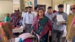 ভেড়ামারা স্বাস্থ্য কমপ্লেক্সে এমপির ঝটিকা অভিযান, রোগীদের পচা আলু খাওয়ানোর দৃশ্য হাতেনাতে শনাক্ত