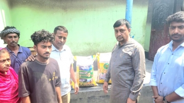 ভেড়ামারায় অগ্নিকাণ্ডে ক্ষতিগ্রস্ত পরিবারের পাশে ‘আদর্শ গ্রাম বাংলা বিশ্ব সংস্থা’