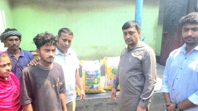 ভেড়ামারায় অগ্নিকাণ্ডে ক্ষতিগ্রস্ত পরিবারের পাশে ‘আদর্শ গ্রাম বাংলা বিশ্ব সংস্থা’