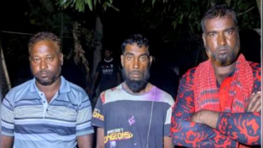 গভীর সমুদ্রে নৌকাডুবি, একঘণ্টা ভেসে প্রাণে বাঁচলো চার জেলে