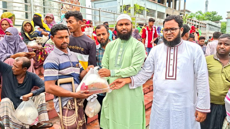 জামায়াতের ঈদ উপহার পেল সাতবাড়ীয়ার পাঁচ শতাধিক অসহায় দরিদ্র মানুষ