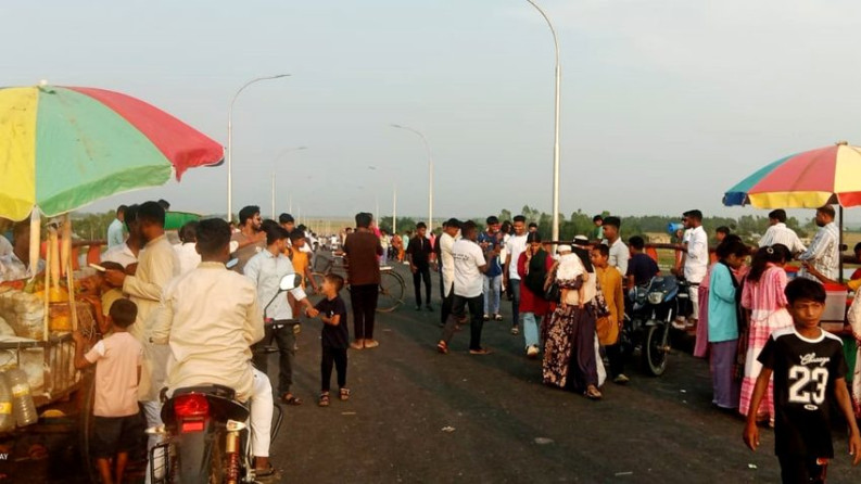 আজমিরীগঞ্জের জলসুখা ব্রিজে দর্শনার্থীদের উপচেপড়া ভিড়
