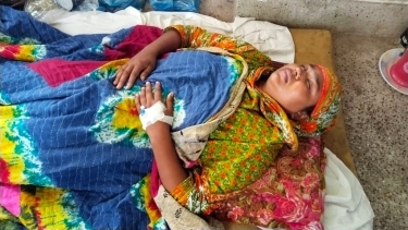 যৌতুকের দাবিতে গৃহবধূকে মারধর