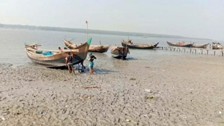 পটুয়াখালীতে দুই মাস নিষেধাজ্ঞার পর জেলেপাড়ায় ফিরছে প্রাণচাঞ্চল্য