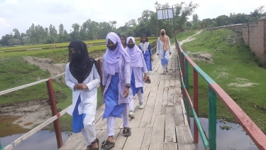 কাঠের সেতুতে অবরুদ্ধ জীবনের মুক্তি পেলো ৫ গ্রামের মানুষ