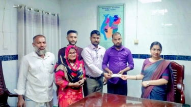 মঠবাড়িয়ায় ক্যানসার রোগীকে নগদ অর্থ  বিতরণ