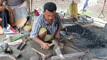 ভেড়ামারায় দম ফেলার ফুসরত নেই কামার পাড়ায়