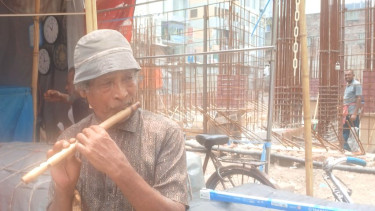 বাঁশি বিক্রি করেই চলে তার জীবন জীবিকা