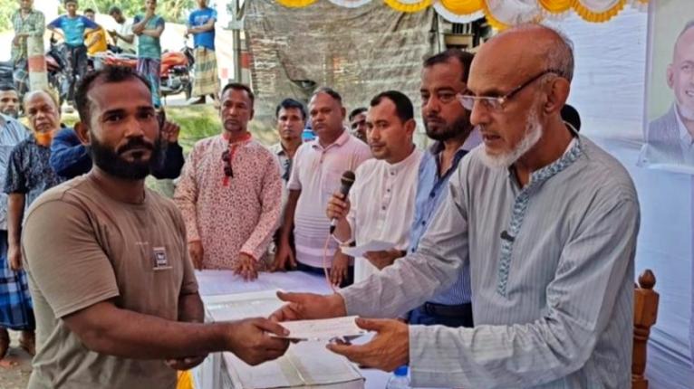 পিরোজপুরে অগ্নিকাণ্ডে ক্ষতিগ্রস্ত ব্যবসায়ীদের মাঝে অনুদানের চেক বিতরণ