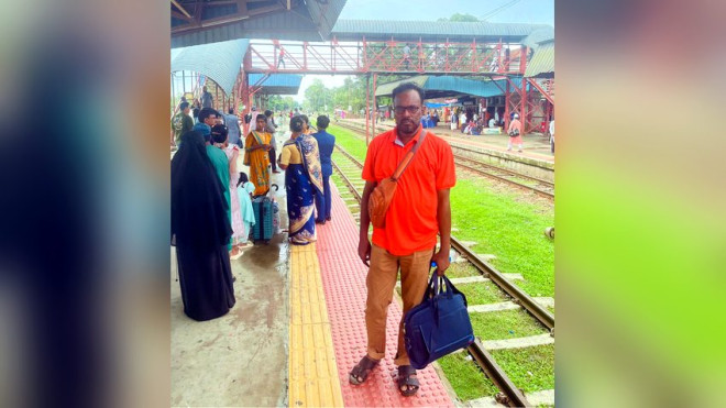 টিটিইহীন ট্রেনে গাদাগাদি যাত্রা, মাঝপথে উধাও অর্ধশত যাত্রী