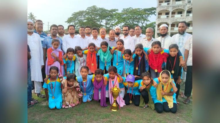 লালমোহনে উপজেলা পর্যায়ে সরকারি প্রাথমিক বিদ্যালয়ের ফুটবল টুনামেন্টের ফাইনাল খেলা