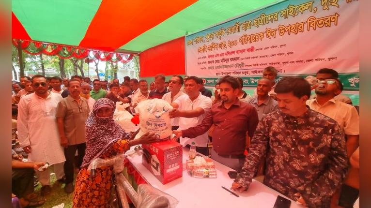 পাইকগাছায় বিএনপির উদ্যোগে ঈদ সামগ্রী, সেলাই মেশিন ও সাইকেল বিতরণ