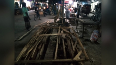 রাতের আঁধারে ফুটপাত দখলের মহোৎসব,বাজারে গাছ উপড়ে ঘর নির্মাণ
