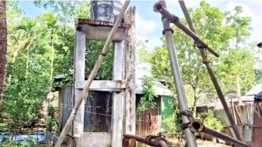 গভীর নলকূপে উঠছে লবণাক্ত পানি, অচল ৭৭ লাখ টাকার স্যানিটেশন প্রকল্প