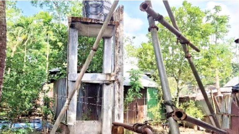 গভীর নলকূপে উঠছে লবণাক্ত পানি, অচল ৭৭ লাখ টাকার স্যানিটেশন প্রকল্প