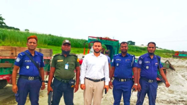 ভেড়ামারায় পদ্মা নদীতে মোবাইল কোর্টের অভিযানে বালু ভর্তি ট্রলি জব্দ