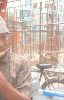 বাঁশি বিক্রি করেই চলে তার জীবন জীবিকা