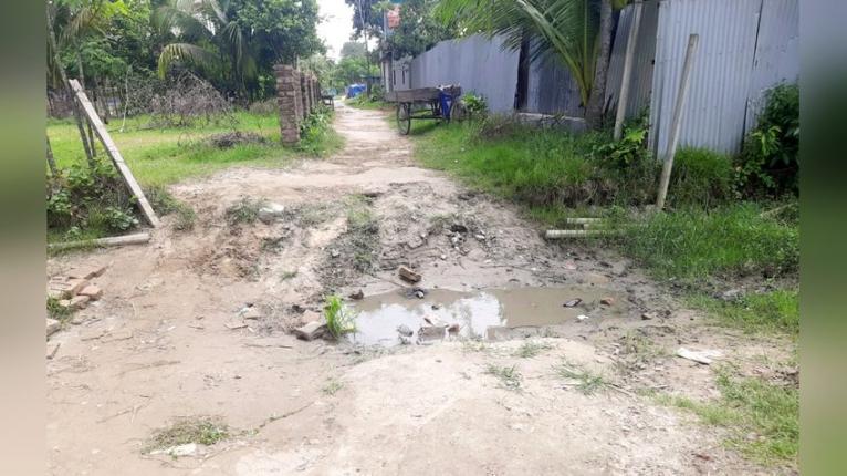 রাস্তা কেটে প্রতিবন্ধকতা সৃষ্টি, ২বছর ধরে জনদুর্ভোগ