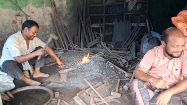 আগুন-লোহার টুংটাং শব্দে মুখর চারপাশ,দম ফেলানো সময় নেই কামারশালয়