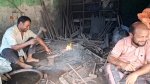 আগুন-লোহার টুংটাং শব্দে মুখর চারপাশ,দম ফেলানো সময় নেই কামারশালয়