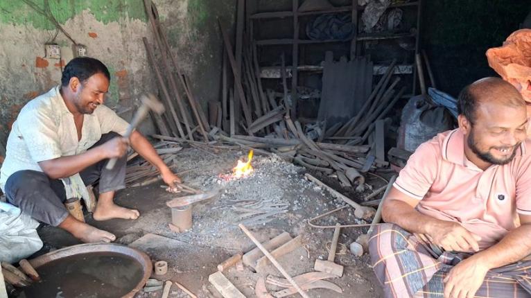 আগুন-লোহার টুংটাং শব্দে মুখর চারপাশ,দম ফেলানো সময় নেই কামারশালয়