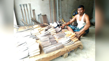 ঈদুল আজহা উপলক্ষে মহা কর্মযজ্ঞে ব্যস্ত কামারা