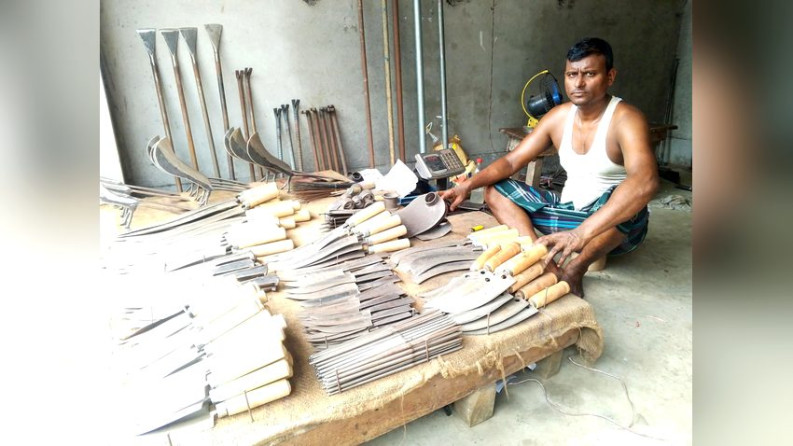 ঈদুল আজহা উপলক্ষে মহা কর্মযজ্ঞে ব্যস্ত কামারা