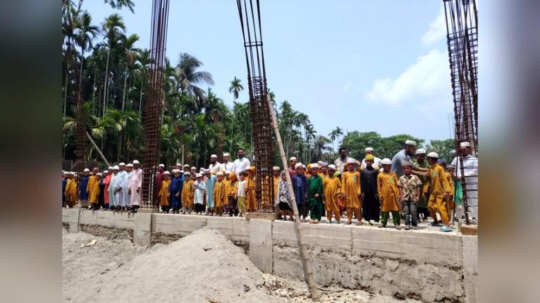 লালমোহনে মাদ্রাসার নির্মানাধীন ভবনের কাজ বন্ধের মামলা খারিজ করে দিলো আদালত