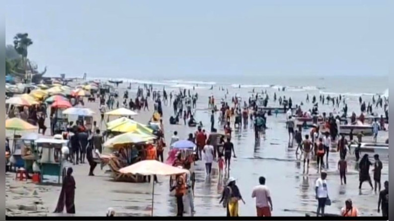 ঈদের ছুটিতে কুয়াকাটায় পর্যটকের ঢল, উৎসবমুখর সৈকত