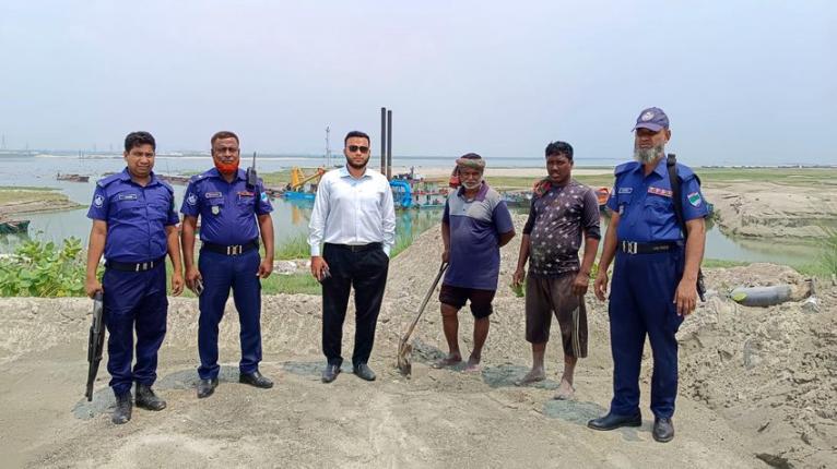 ভেড়ামারায় অবৈধ বালু উত্তোলনের দায়ে ৫০ হাজার টাকা জরিমানা
