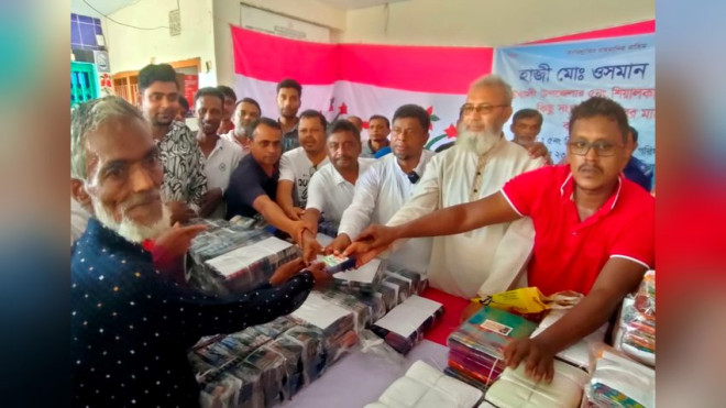 কাউখালীতে পবিত্র ঈদুল আযহা উপলক্ষে বস্ত্র বিতরণ