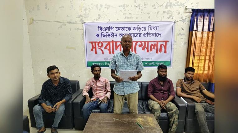 আমতলীতে চাঁদাবাজী বন্ধের দাবীতে সিএনজি  চালকদের সংবাদ সম্মেলন