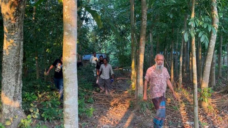 সালথায় একমাত্র চলাচলের পথ বন্ধ, অবরুদ্ধ ১৫ পরিবারের শতাধিক মানুষ